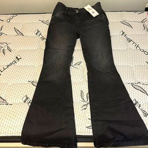[🆕 JEANS] these are black, flared, columbian jeans, very stretchy n comfortable